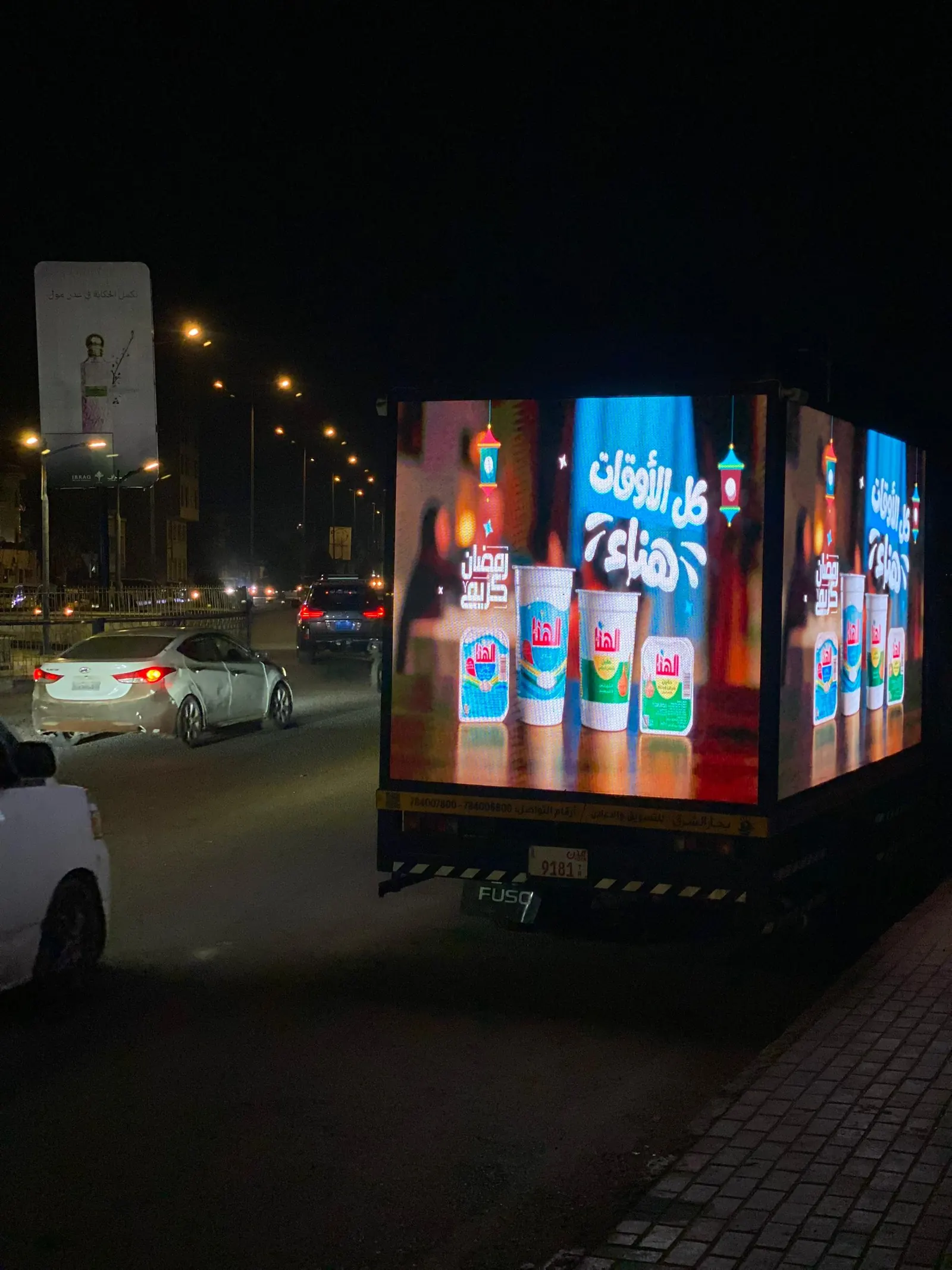 شاحنة شاشات بحار الشرق ليلاً في عدن